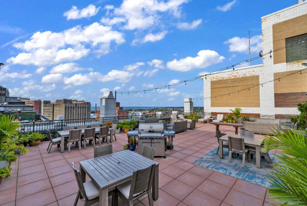 Beautiful Condo/Rooftop Patio With Free Parking Клівленд Екстер'єр фото